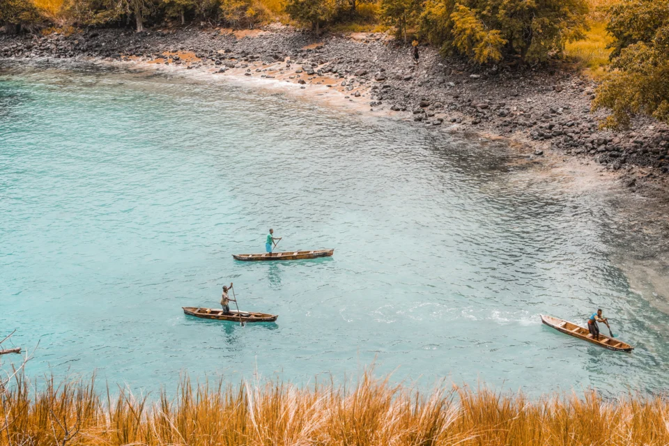 Kanus in der Bucht, São Tomé und Príncipe